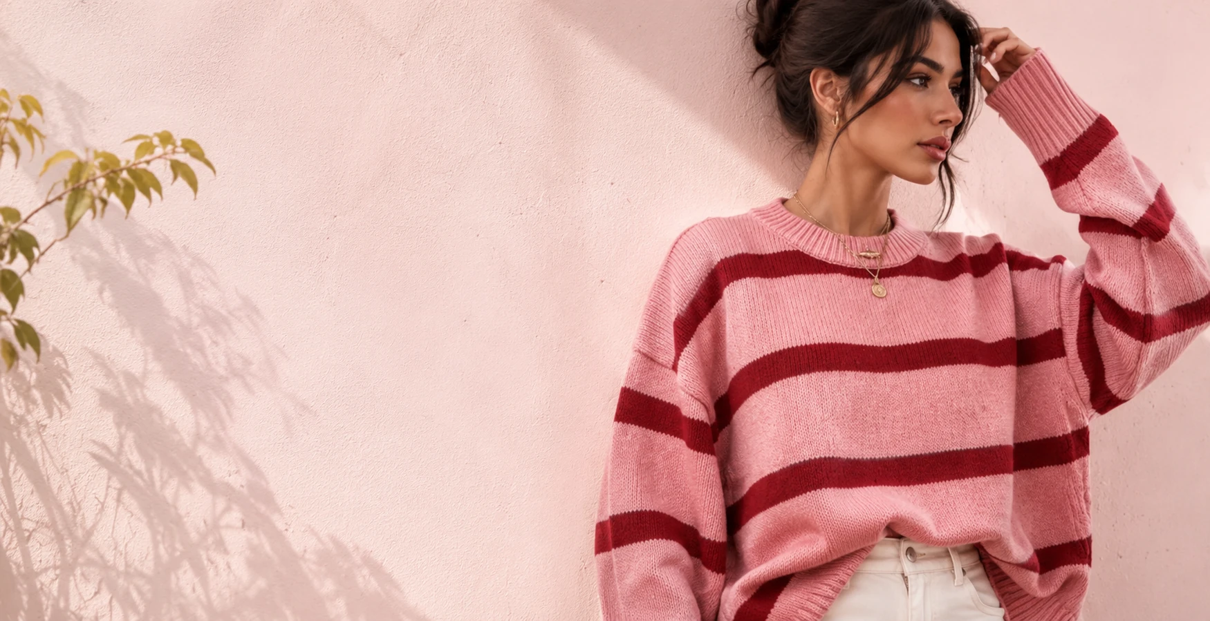 Mujer con sweater rayado rosa de VM Clothes