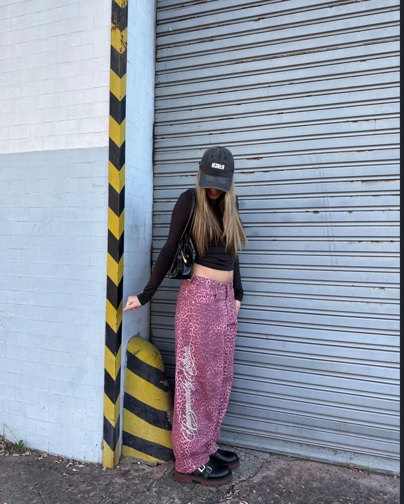 Mujer con look urbano animal print de VM Clothes